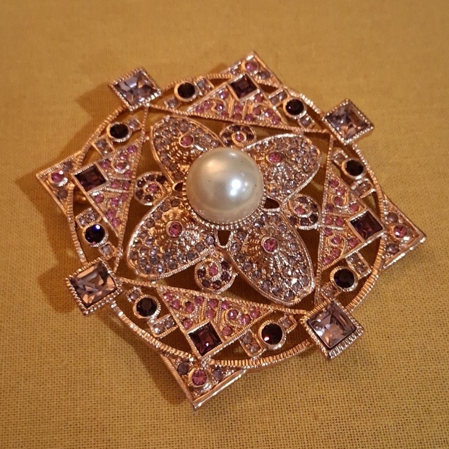 Joan Boyce Gold-Tone Brooch With Pearl And PinkPurple Stones 44$